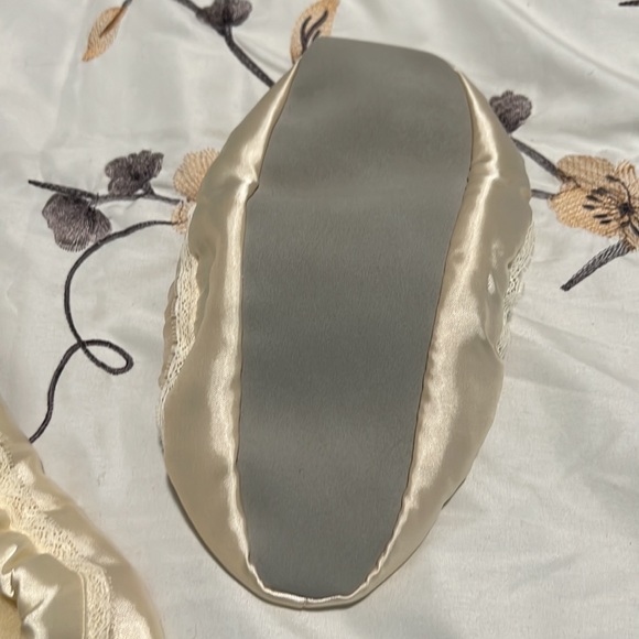 Vintage Nest Ease slippers by Presentables - Picture 4 of 9